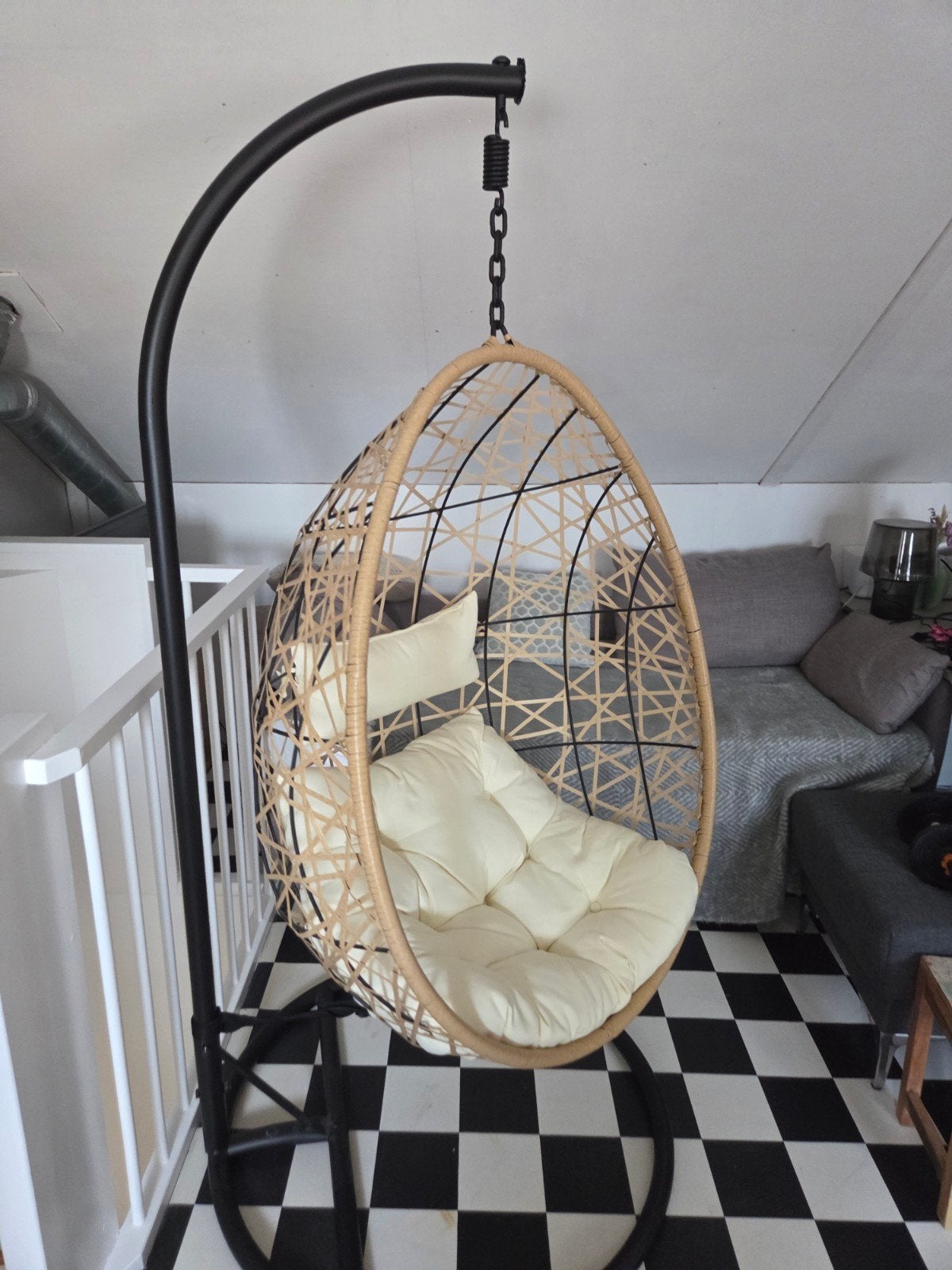 Comfortabele hangstoel met standaard, Ophalen, Zo goed als nieuw, Eén, Metaal