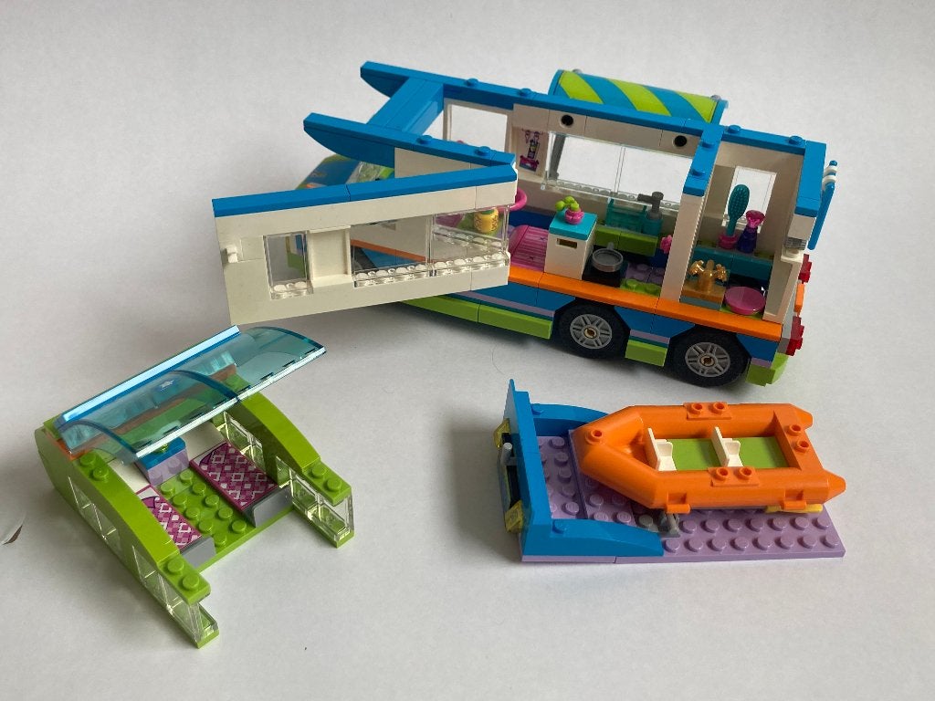 Foto 3 van Lego Friends 41339 Mia's camper met luifel, boot en tent