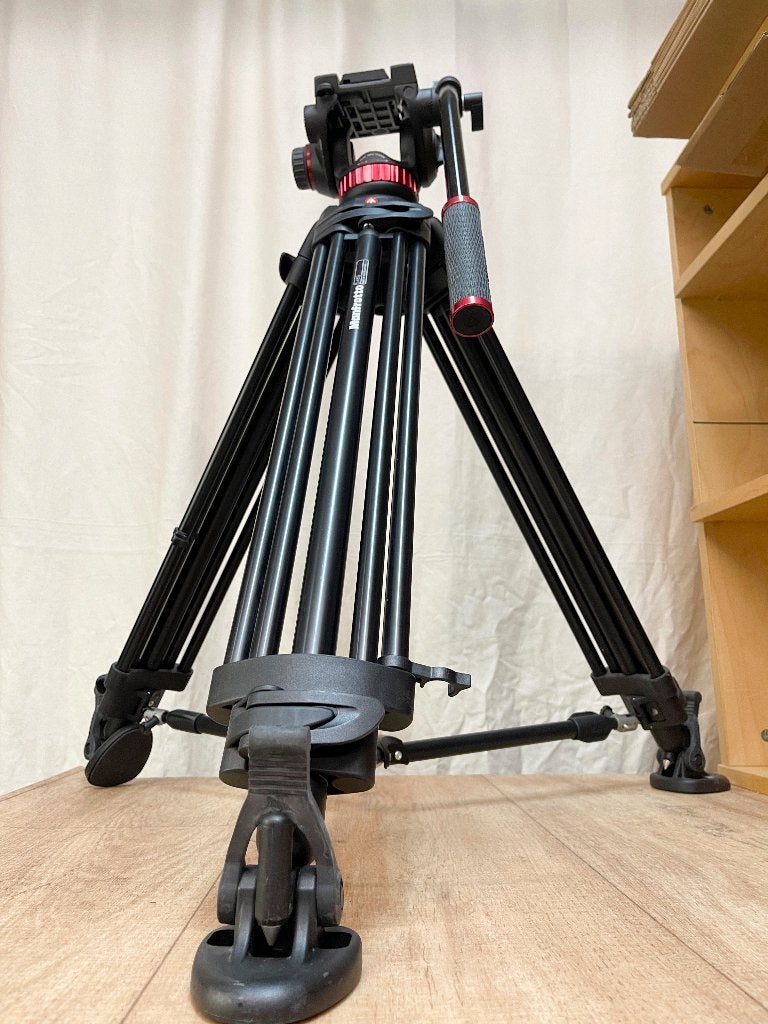 Manfrotto 546B statief + Manfrotto MVH502A vloeistofkop+Tas, N, N, Zo goed als nieuw, 150 tot 175 cm