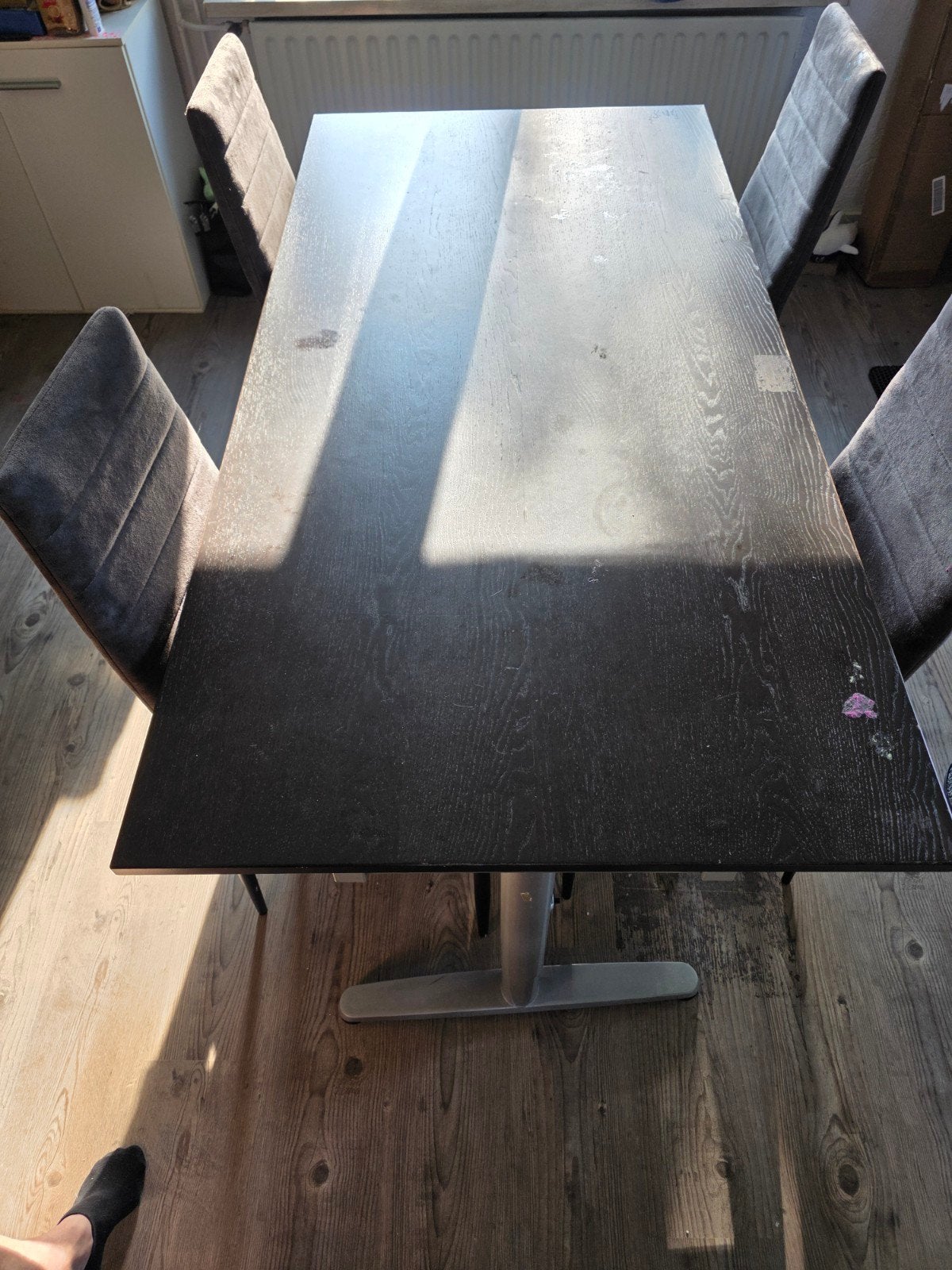 Gebruikte tafel met stoelen en verfvlekken, Huis en Inrichting, Tafels | Eettafels, Ophalen, Gebruikt, 100 tot 150 cm, Overige materialen