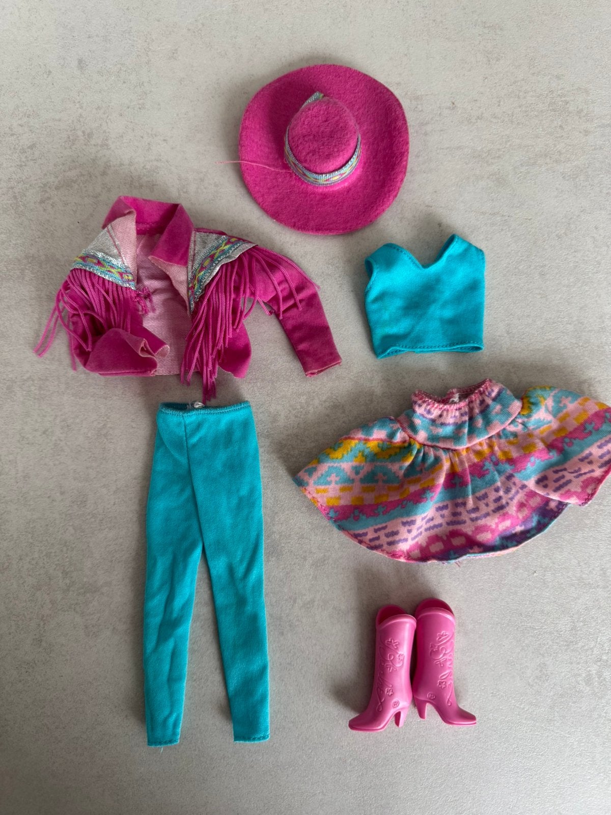 Barbie western fun jaren 90 outfit, Verzamelen, Ophalen of Verzenden, Gebruikt, Kleertjes