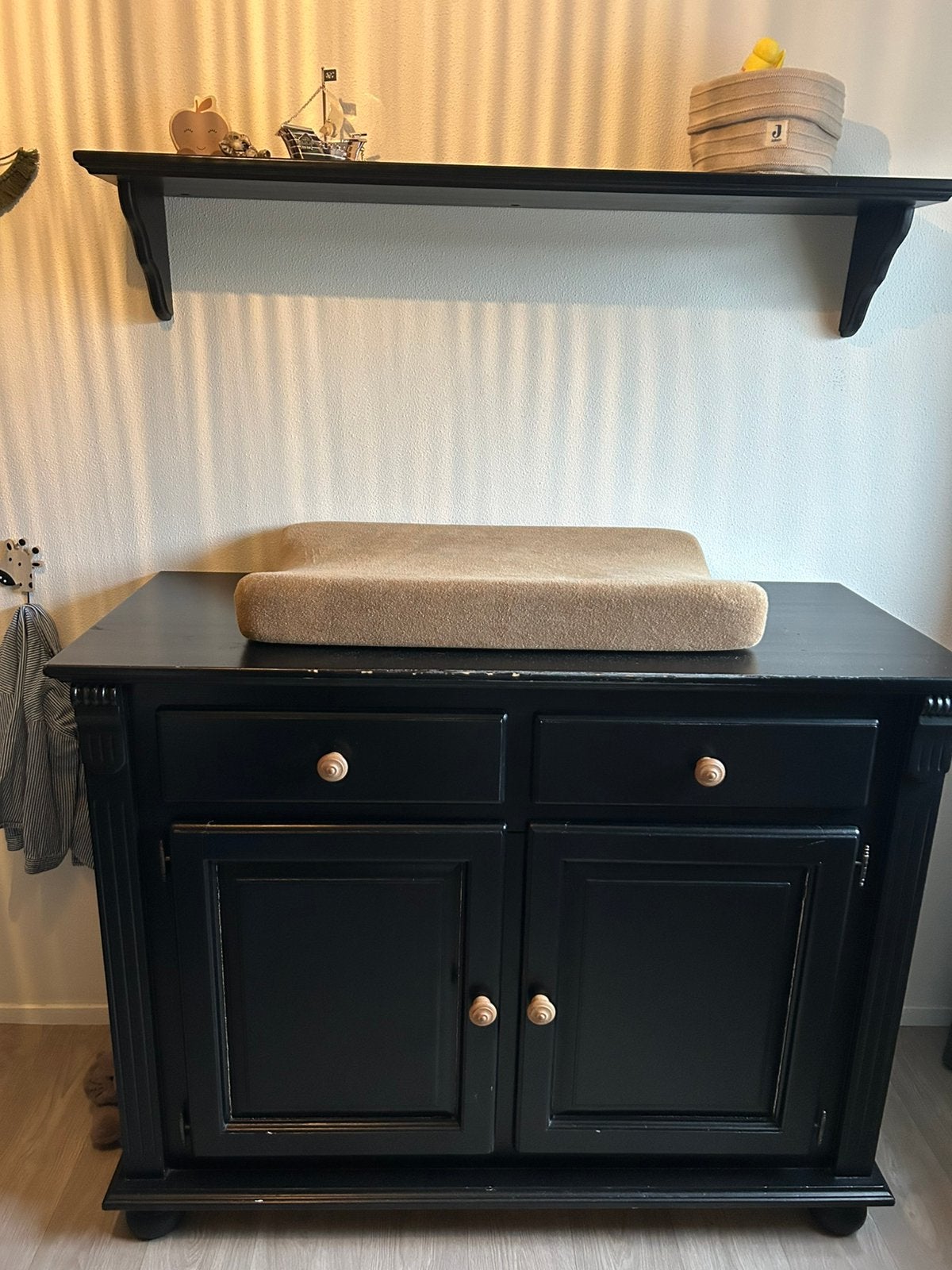 Zwarte Commode, Kast en ledikant voor Babykamer, Ophalen, Gebruikt, 50 tot 70 cm, 100 cm of meer