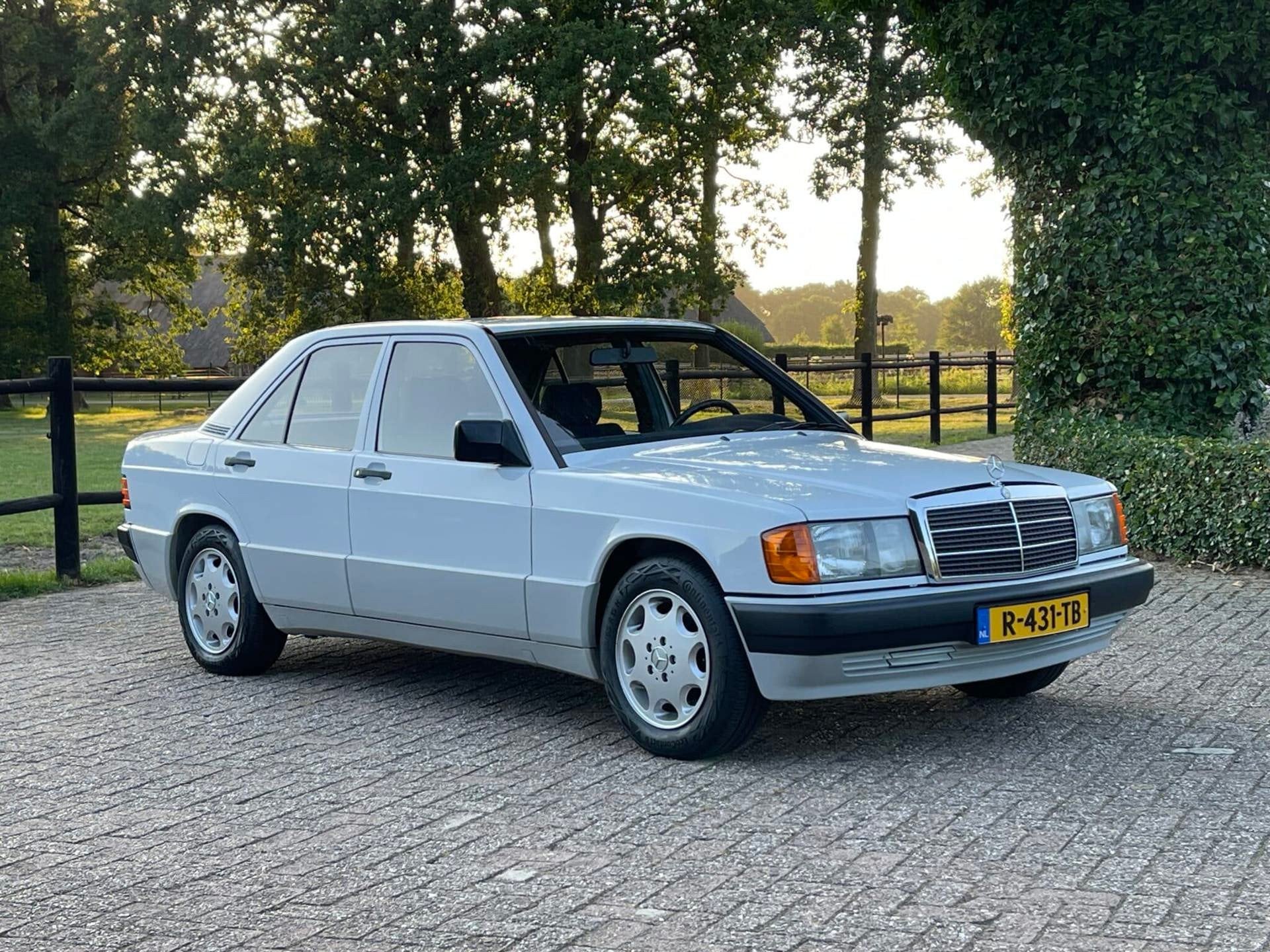Mercedes-Benz 190-serie 2.0 Automaat 62.981 km, Auto's, Wit, Bedrijf, Blauw, Sedan