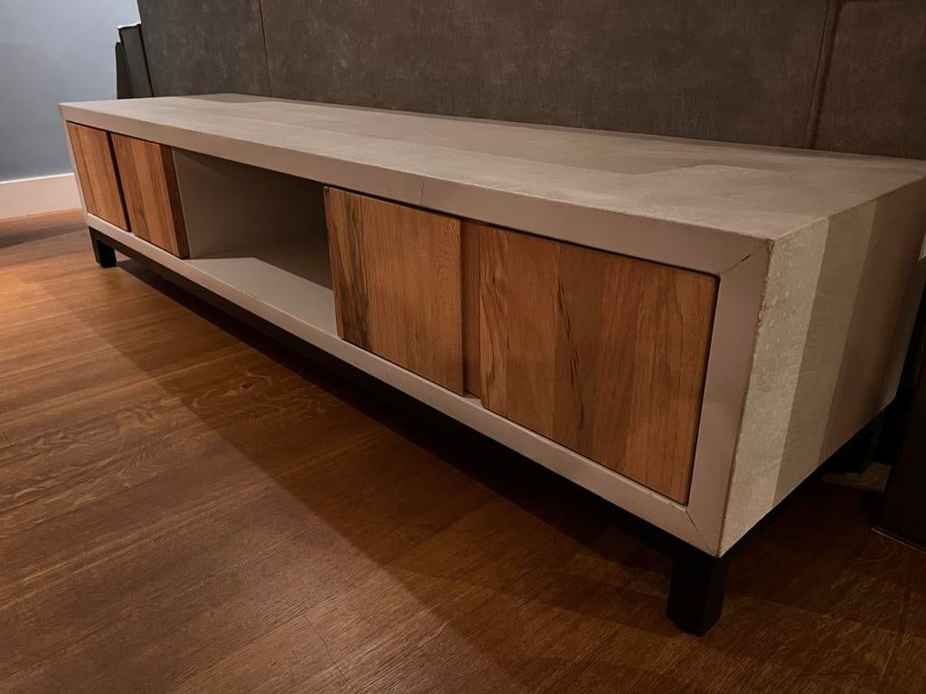 Betonnen tv meubel met eiken lades, Ophalen, 150 tot 200 cm, Eikenhout, Zo goed als nieuw