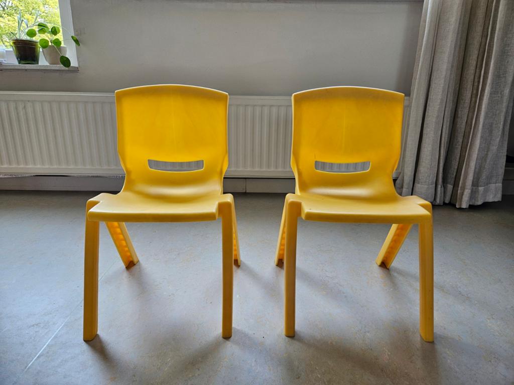 2 gele kinderstoelen, ideaal voor speelhoek, Kinderen en Baby's, Kinderkamer | Tafels en Stoelen, Ophalen, Gebruikt, Stoel(en)
