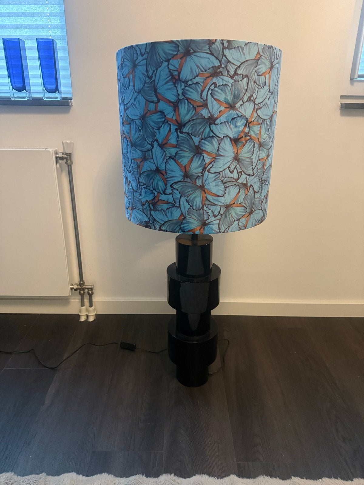 Grote staande lamp met fluwelen vlinder lampenkap, Huis en Inrichting, Ophalen, Nieuw, Textiel, 100 tot 150 cm