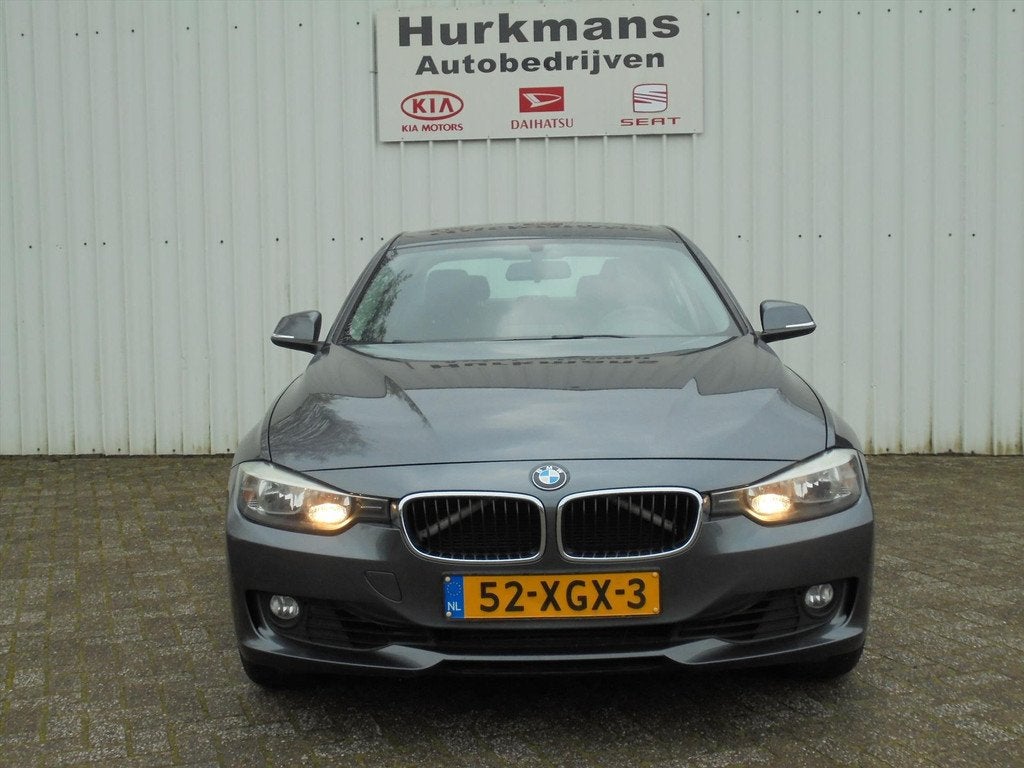 BMW 3-Serie (e90) 320i 184 PK NL-AUTO AUTOMAAT LEES TEKST !, Auto's, BMW, Automaat, Euro 5, Gebruikt, Zwart