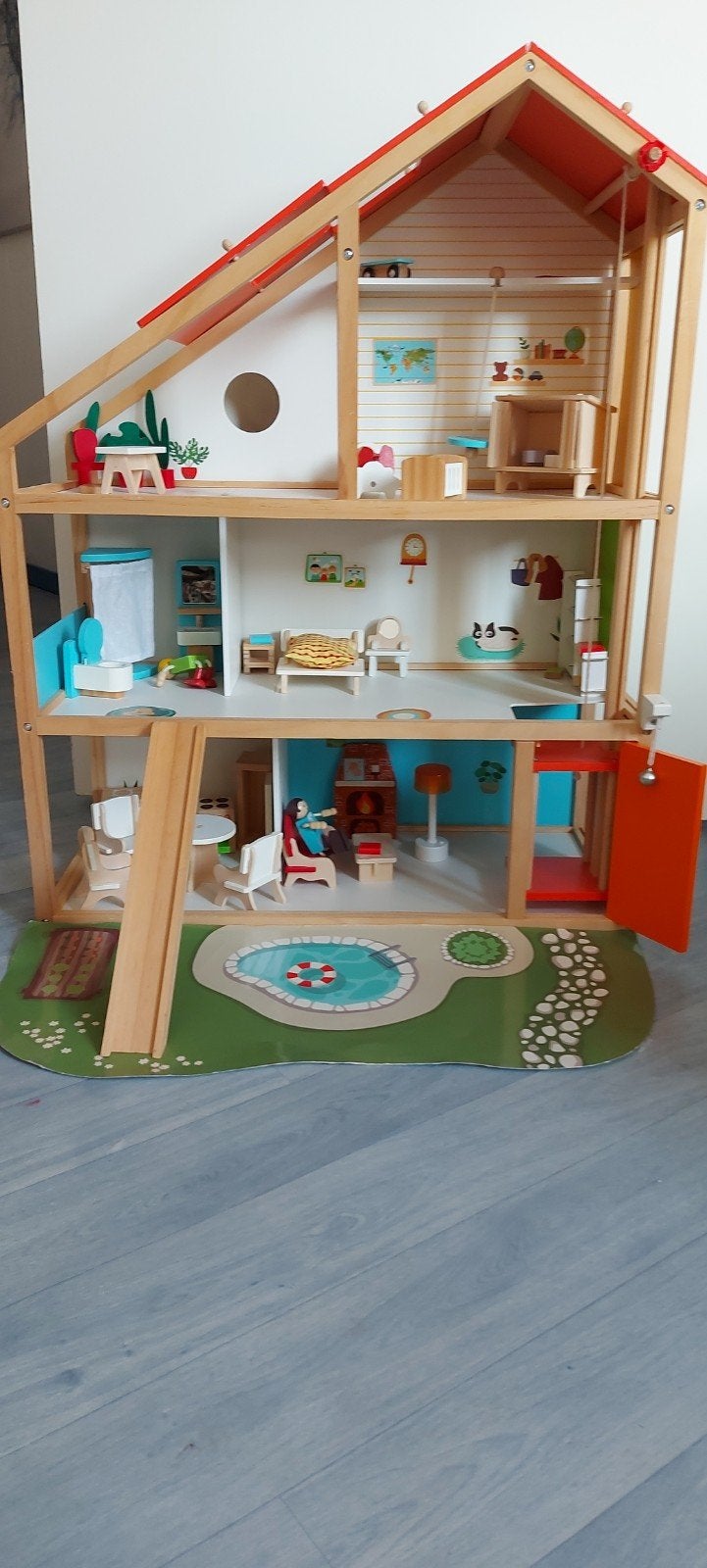 Groot Houten Poppenhuis met Meubels en Zwembad, Ophalen, Zo goed als nieuw, Poppenhuis