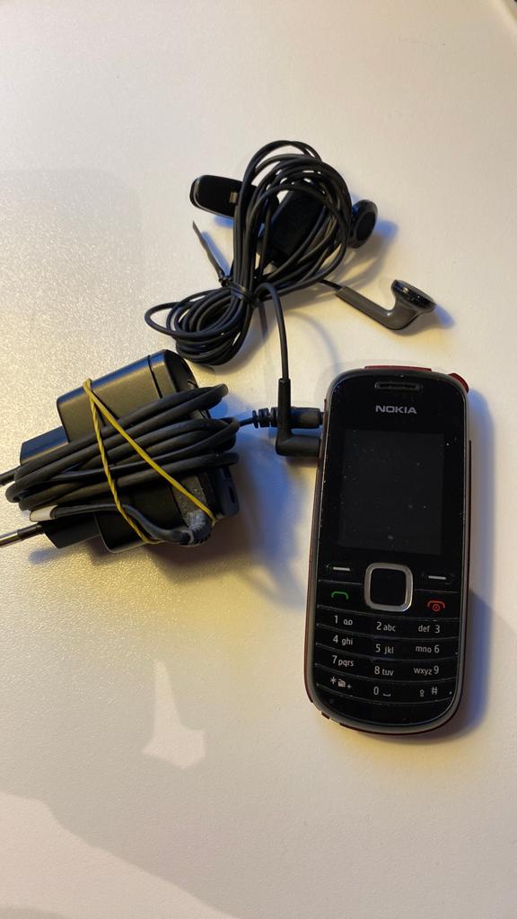Nokia klassieke mobiele telefoon met oplader en oortjes, Telecommunicatie, Mobiele telefoons | Nokia, Gebruikt, Zwart, Fysiek toetsenbord