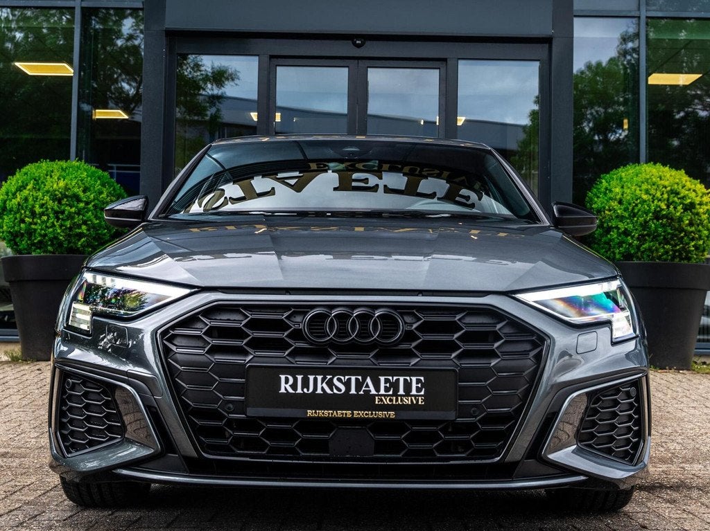 Audi A3 Sportback 45 TFSIe S-line Competition|ACC|18'', Gebruikt, Zwart, 4 cilinders, Hybride Elektrisch/Benzine