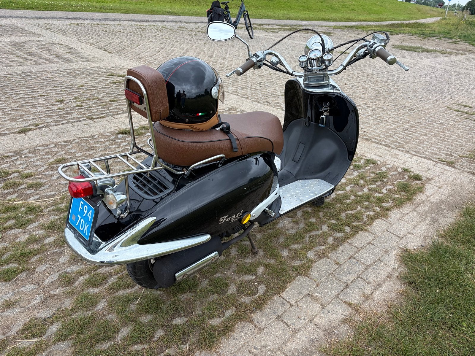 Fosti Retro Snorfiets met Beon design helm, Fietsen en Brommers, Snorfietsen en Snorscooters, Gebruikt, Benzine, Ophalen, Overige merken