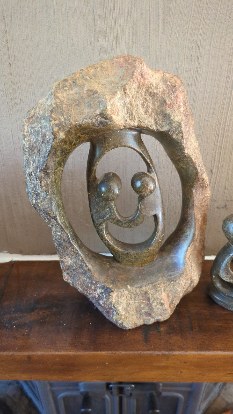 Unieke stenen sculptuur: Familie in omhelzing, Ophalen