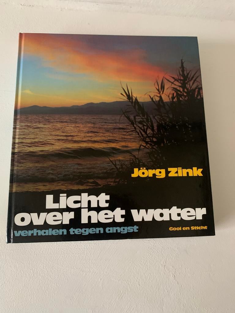 Licht over het water - Verhalen tegen angst door Jörg Zink, Boeken, Ophalen of Verzenden, Gelezen