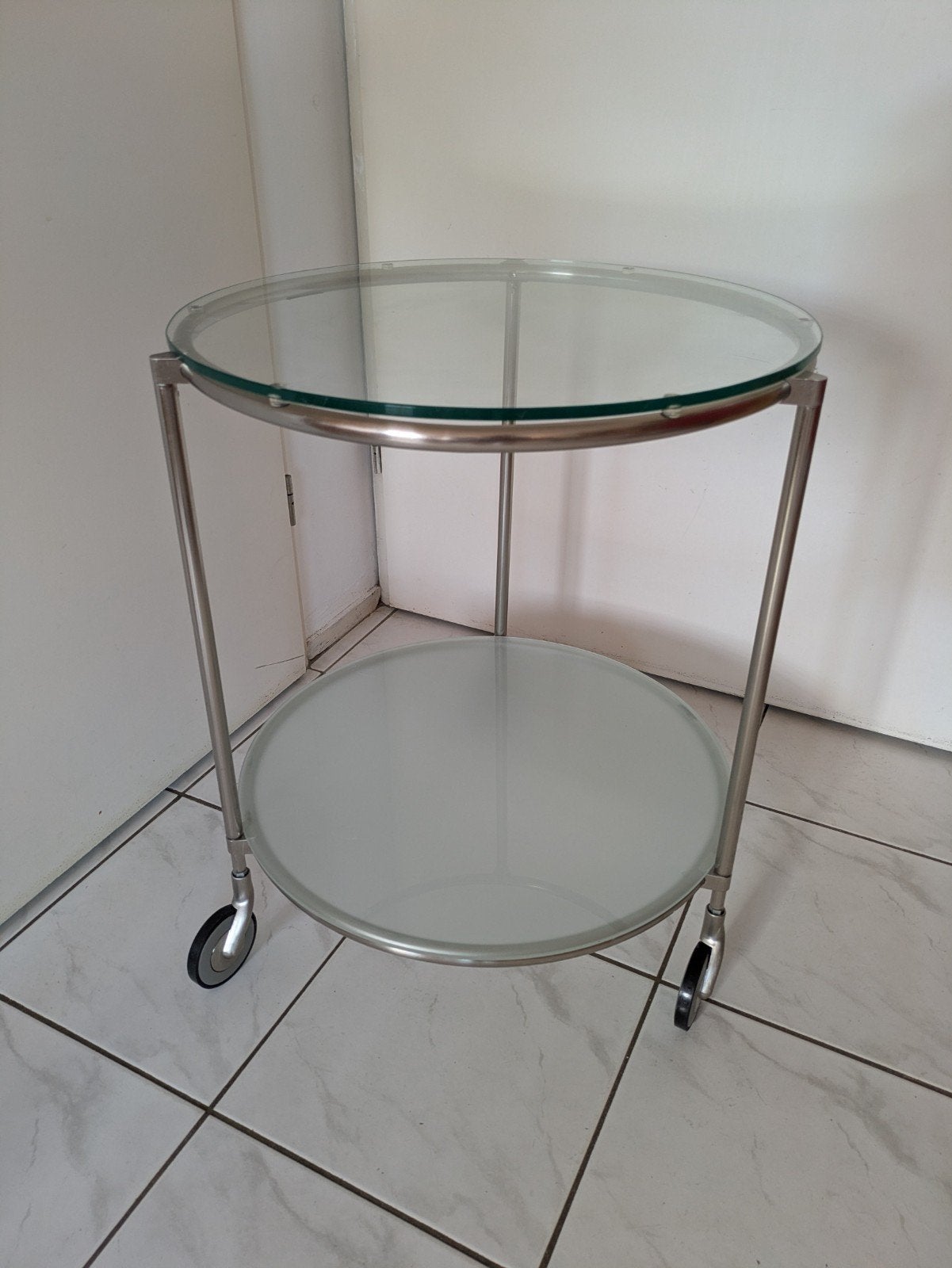 Vintage IKEA bijzettafel/serveerwagen met glas en metaal, Minder dan 55 cm, Gebruikt, Rond, Vintage, Modern, Industrieel