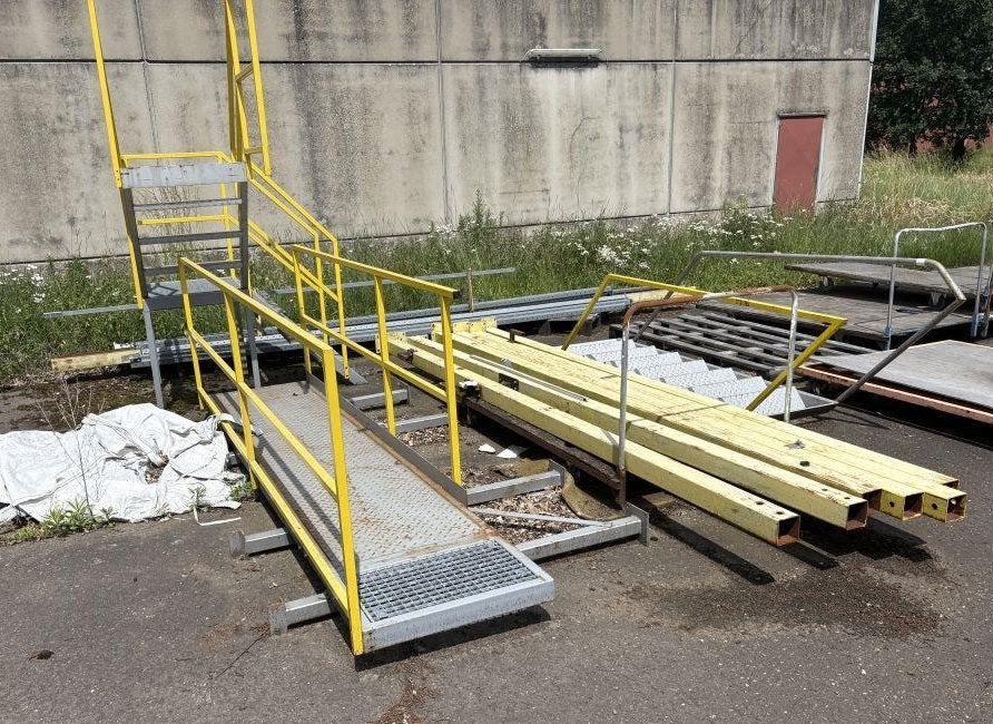 Metalen trap met loopbrug en bordes, Doe-het-zelf en Verbouw, Ladders en Trappen, Ophalen, Gebruikt, Trap, Minder dan 2 meter