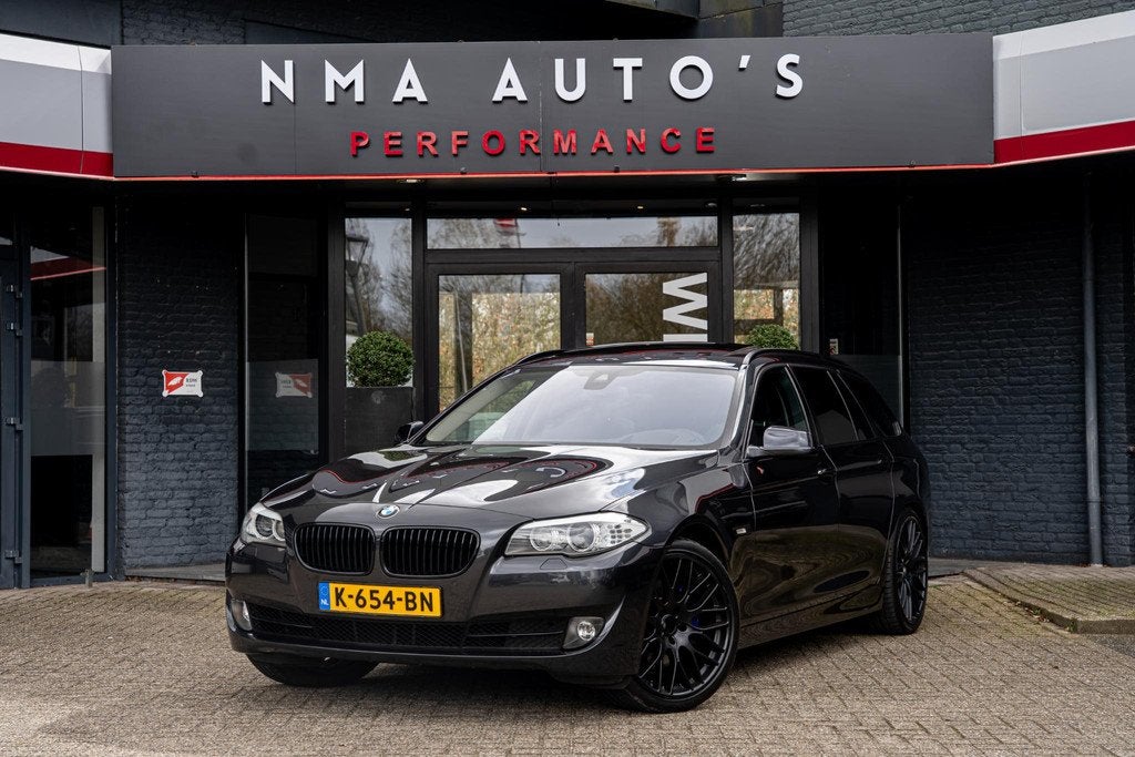BMW 5-serie Touring 528xi High Executive PANO/SOFT-CLOSE/HEA, Automaat, Gebruikt, 4 cilinders, 2000 kg