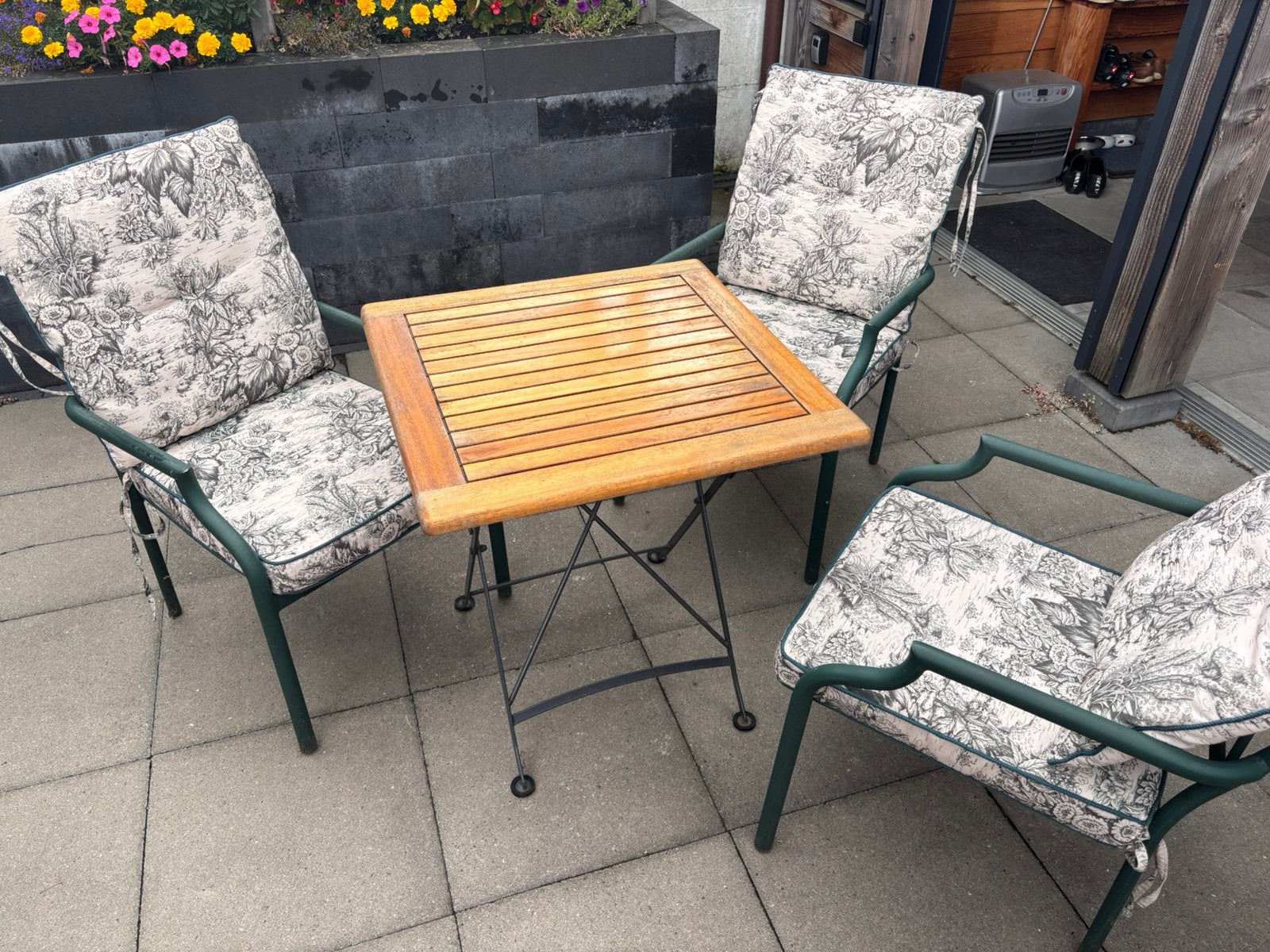 leuk tuinsetje met inklapbare tafel en 3 stoelen met kussens, Ophalen