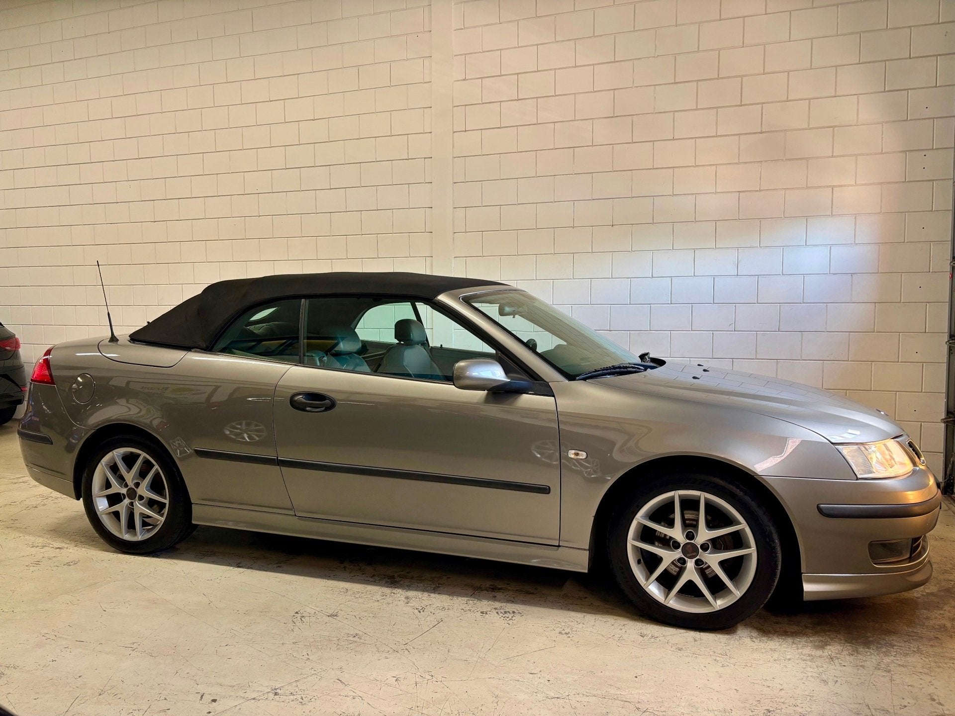 Saab 9-3 Cabrio 1.8t Vector Bj.04|150Pk|Leder|Clima|Goed ond, Auto's, Saab, Voorwielaandrijving, 1998 cc, Gebruikt, Zwart