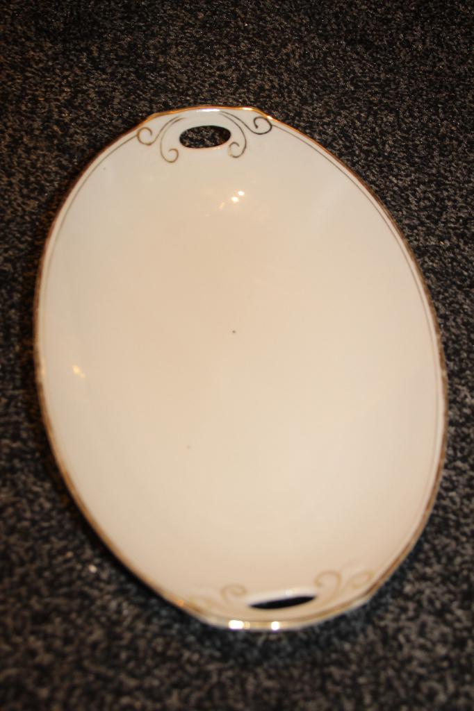 schaal wit met goudrandje bavaria 31x21cm, Gebruikt, Ophalen of Verzenden, Schaal of Schalen, Overige stijlen