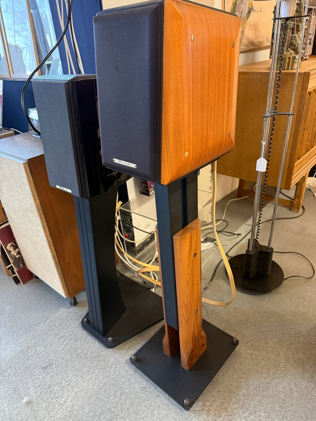 Sonus Faber Concertino boekenplank speakers met stands, Gebruikt, Inclusief standaarden, Trawlerkade 44 IJmuiden, Info@vintagehaarlem.nl