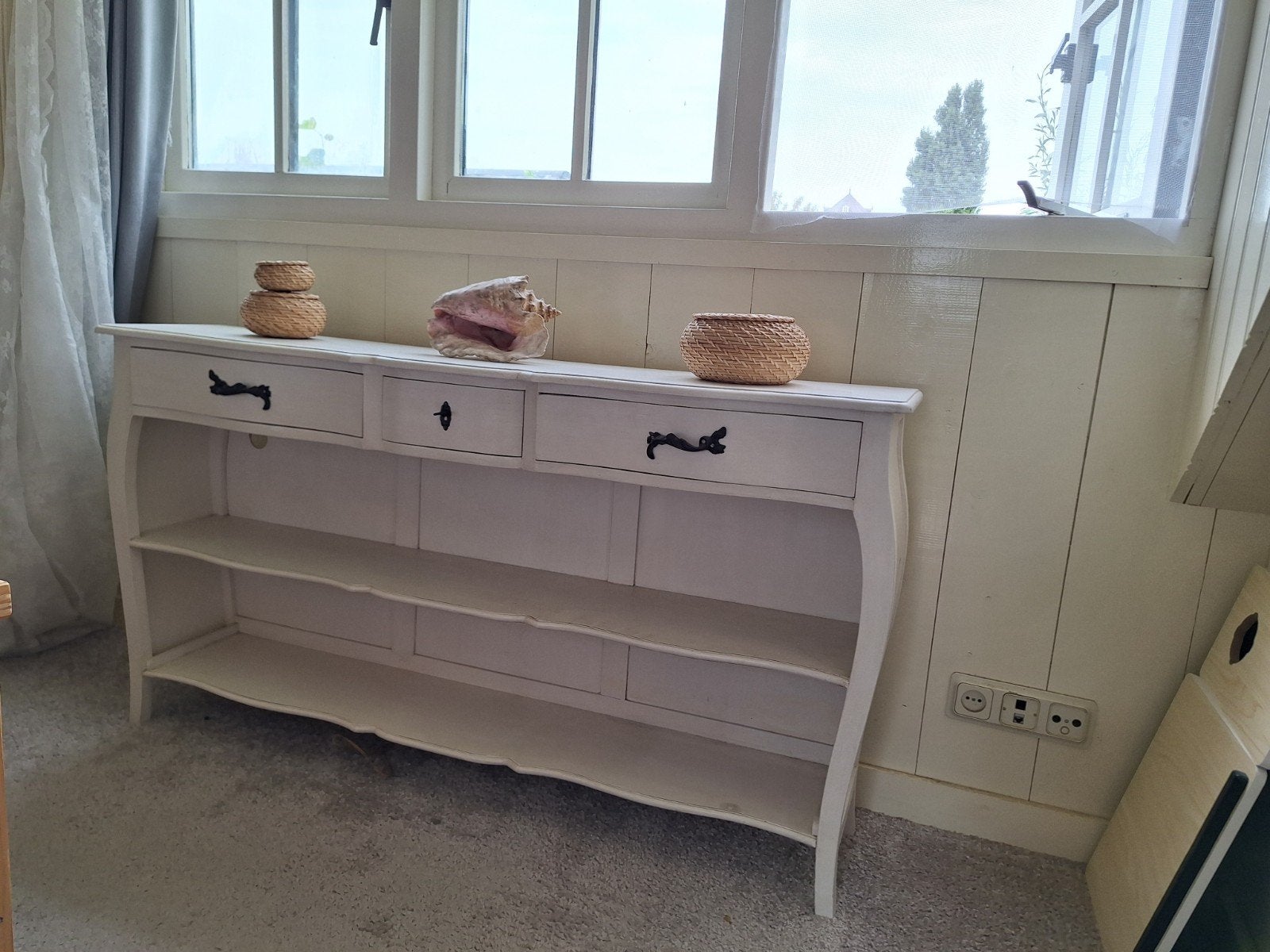 Charmant off-white houten wandkastje met 3 lade, Ophalen, Met plank(en), 100 tot 150 cm, Zo goed als nieuw