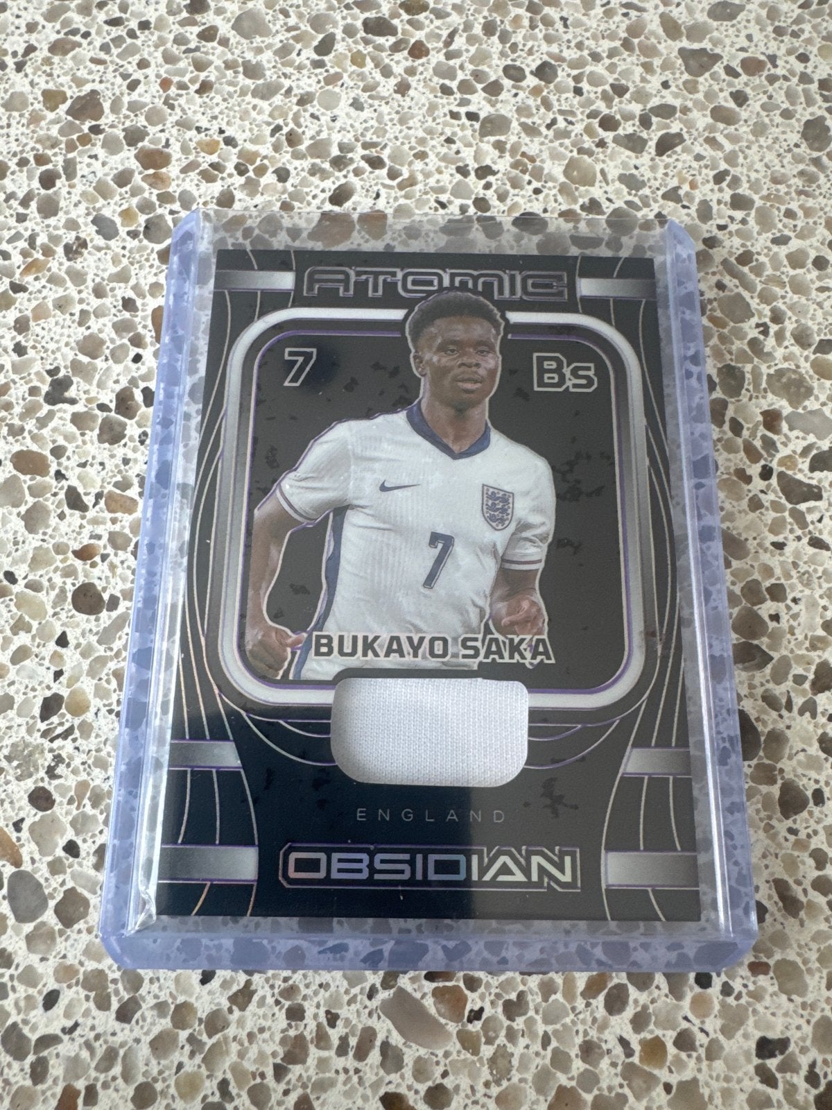 Bukayo Saka Obsidian Atomic Panini Spelerskaart, Ophalen of Verzenden, Zo goed als nieuw, Buitenlandse clubs, Spelerskaart