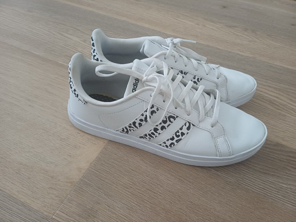 Adidas sneakers, maat 41 1/3, panterprint, topstaat!!!!, Kleding | Dames, Schoenen, Ophalen of Verzenden, Zo goed als nieuw, Zwart