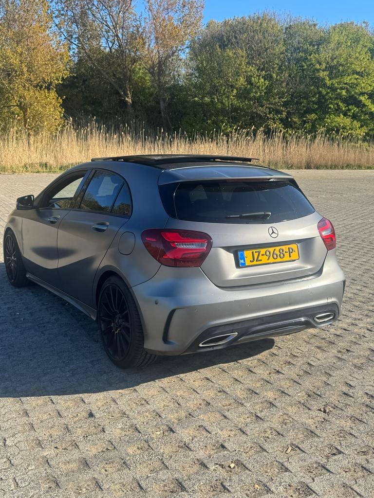 Mercedes A180 AMG | 65k KM | Mat Grijs | PANO | Dealer | NAP, Auto's, 1295 kg, 4 cilinders, 122 pk, 1200 kg