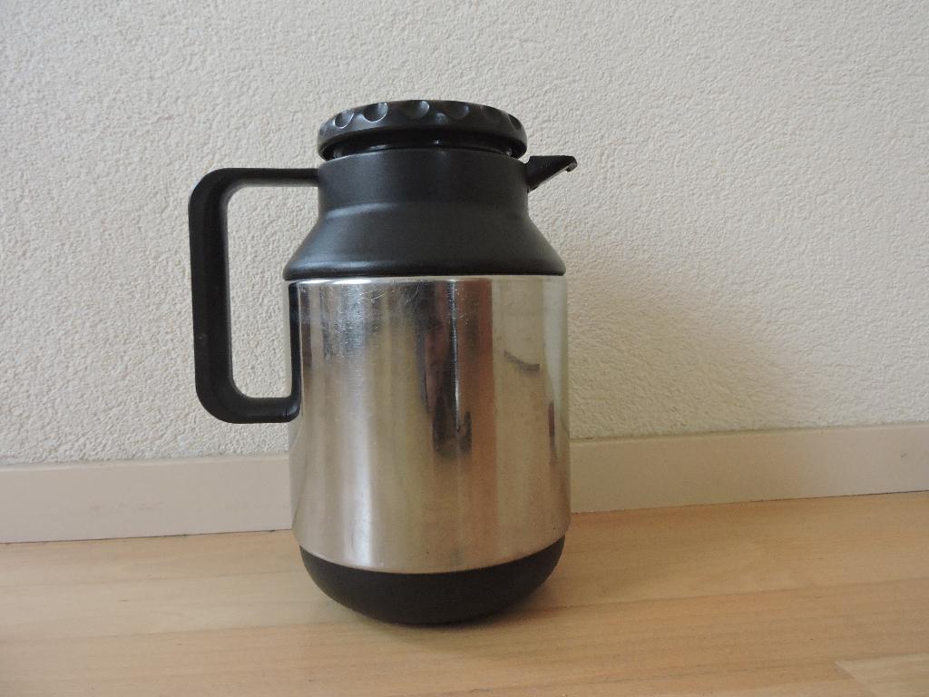Grote Douwe Egberts thermoskan (2 liter), Ophalen, Gebruikt