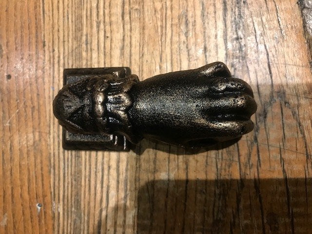 gietijzeren deurklopper, hand met bal, Ophalen of Verzenden
