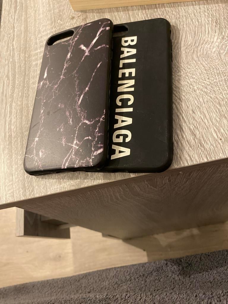 Twee iPhone hoesjes, marmer en Balenciaga, Telecommunicatie, Mobiele telefoons | Hoesjes en Frontjes | Apple iPhone, Kunststof