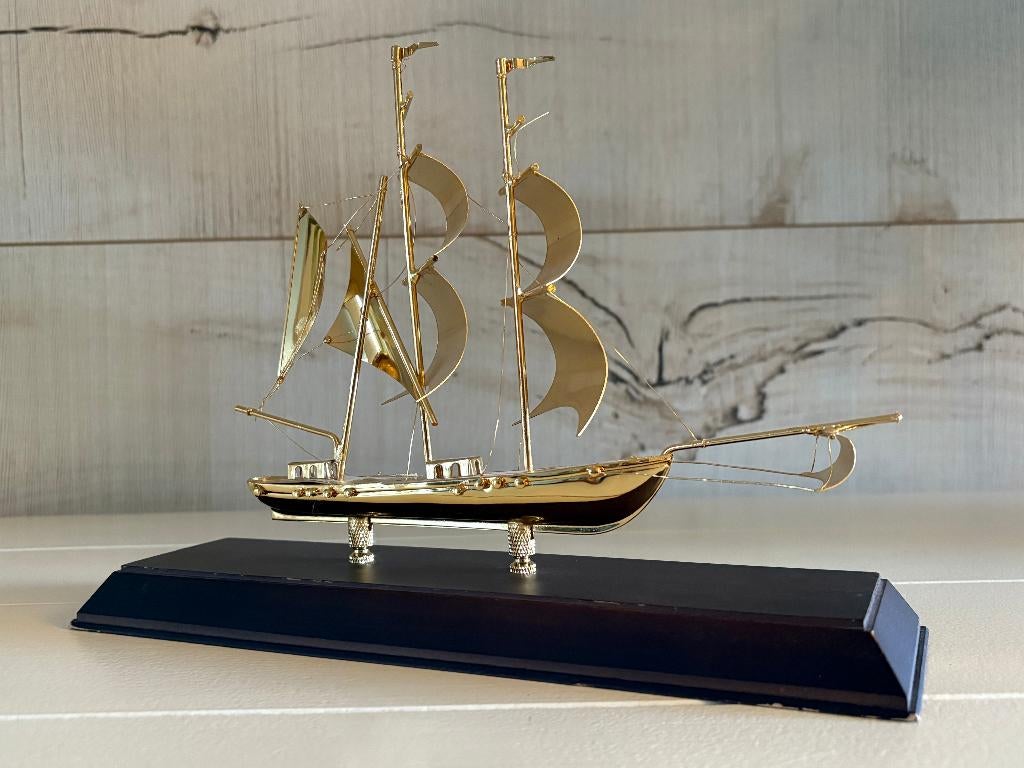 Grieks schip 3 master op houten voet, Ophalen