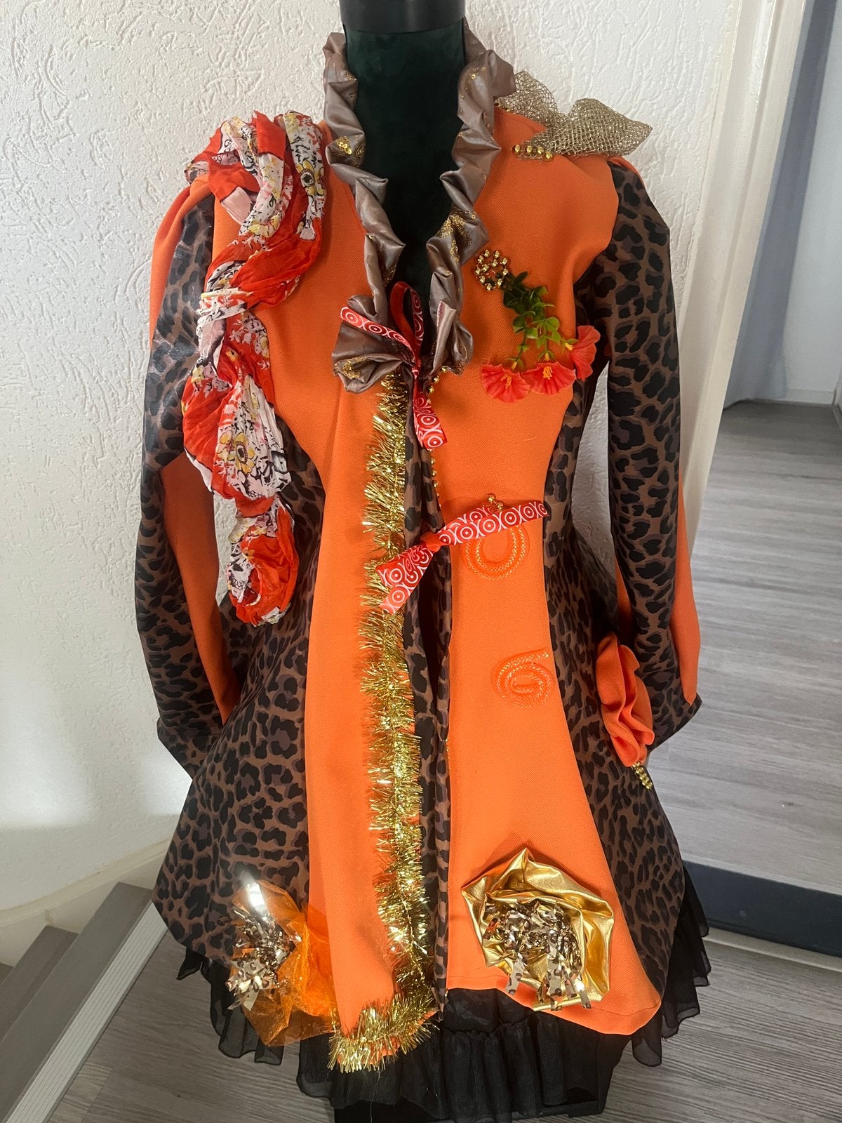 Tijgerprint/goud/oranje nieuwe unieke Carnavalsjas maat S/M, Maat 38/40 (M), Carnaval, Nieuw, Ophalen of Verzenden