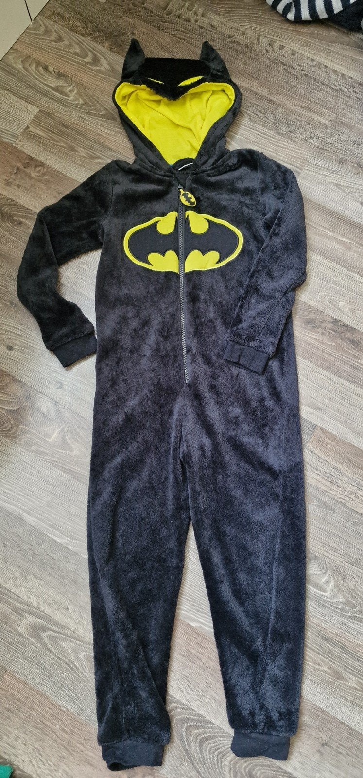Batman onesie maat 134 - Zwart met geel logo, Gebruikt, Jongen of Meisje, Ophalen of Verzenden, Nacht- of Onderkleding