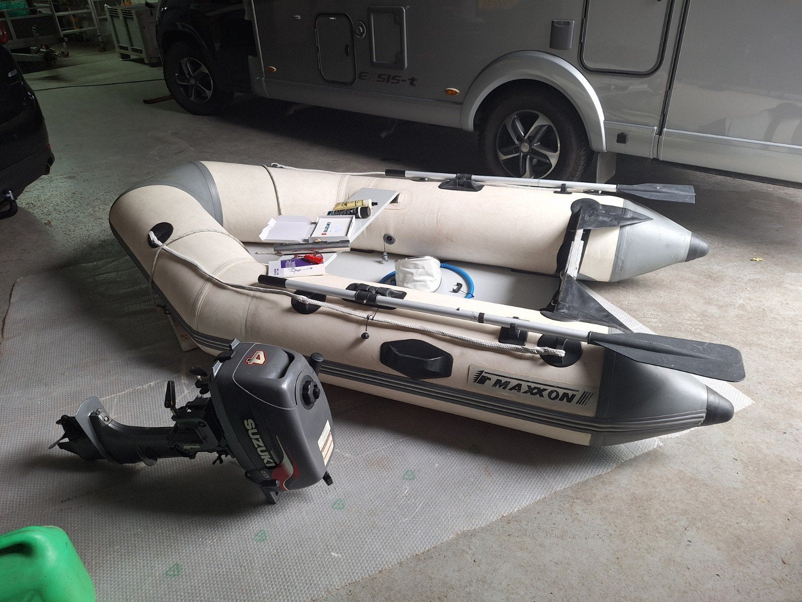 RUBBERBOOT MAXXON 2.65 LANG MET SUZUKI 4PK, Watersport en Boten, Ophalen, Peddels