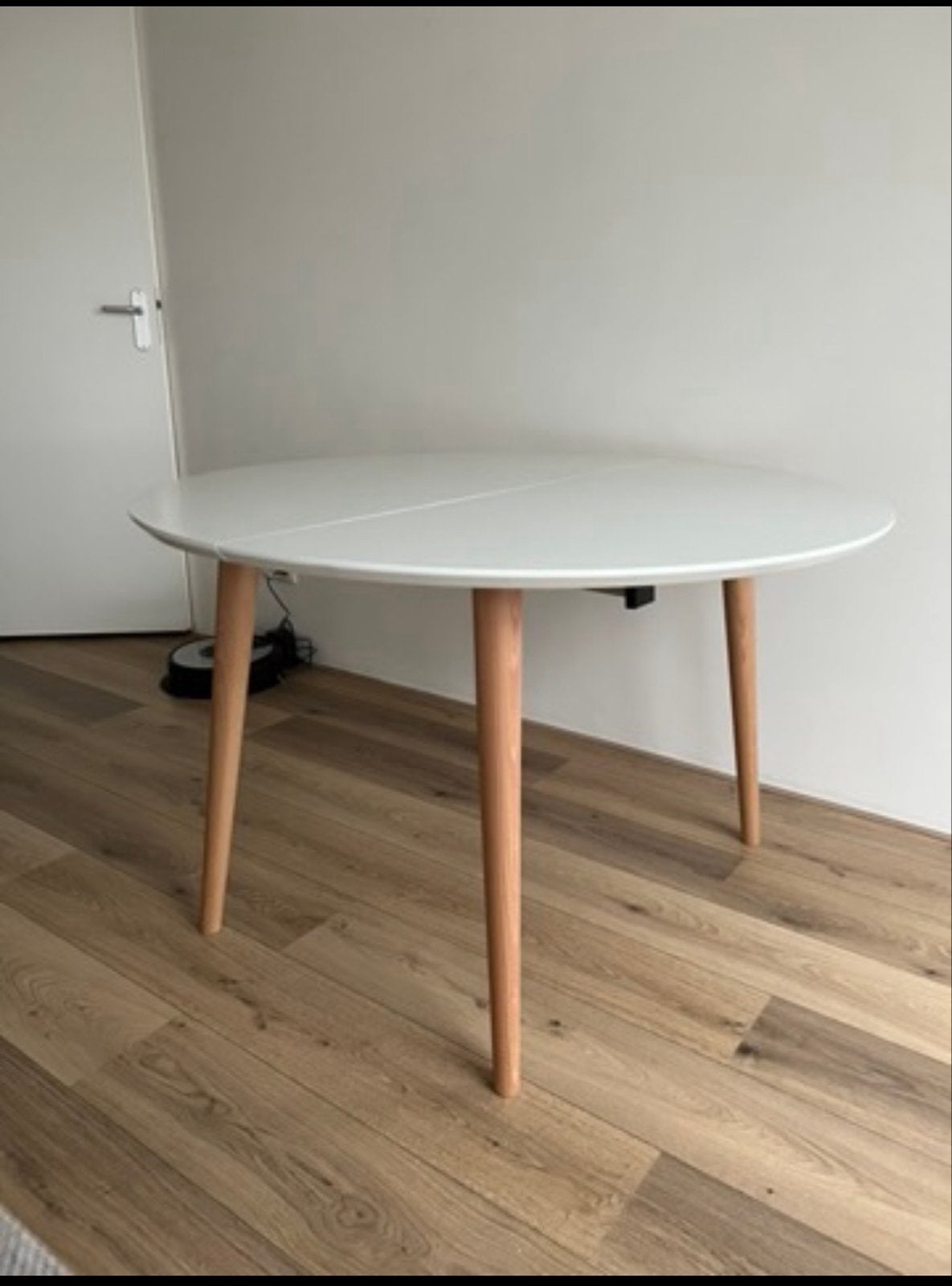 Witte uitschuifbare eettafel met vier stoelen by Kave Home, Huis en Inrichting, Ophalen, 100 tot 150 cm, Rond, Zo goed als nieuw