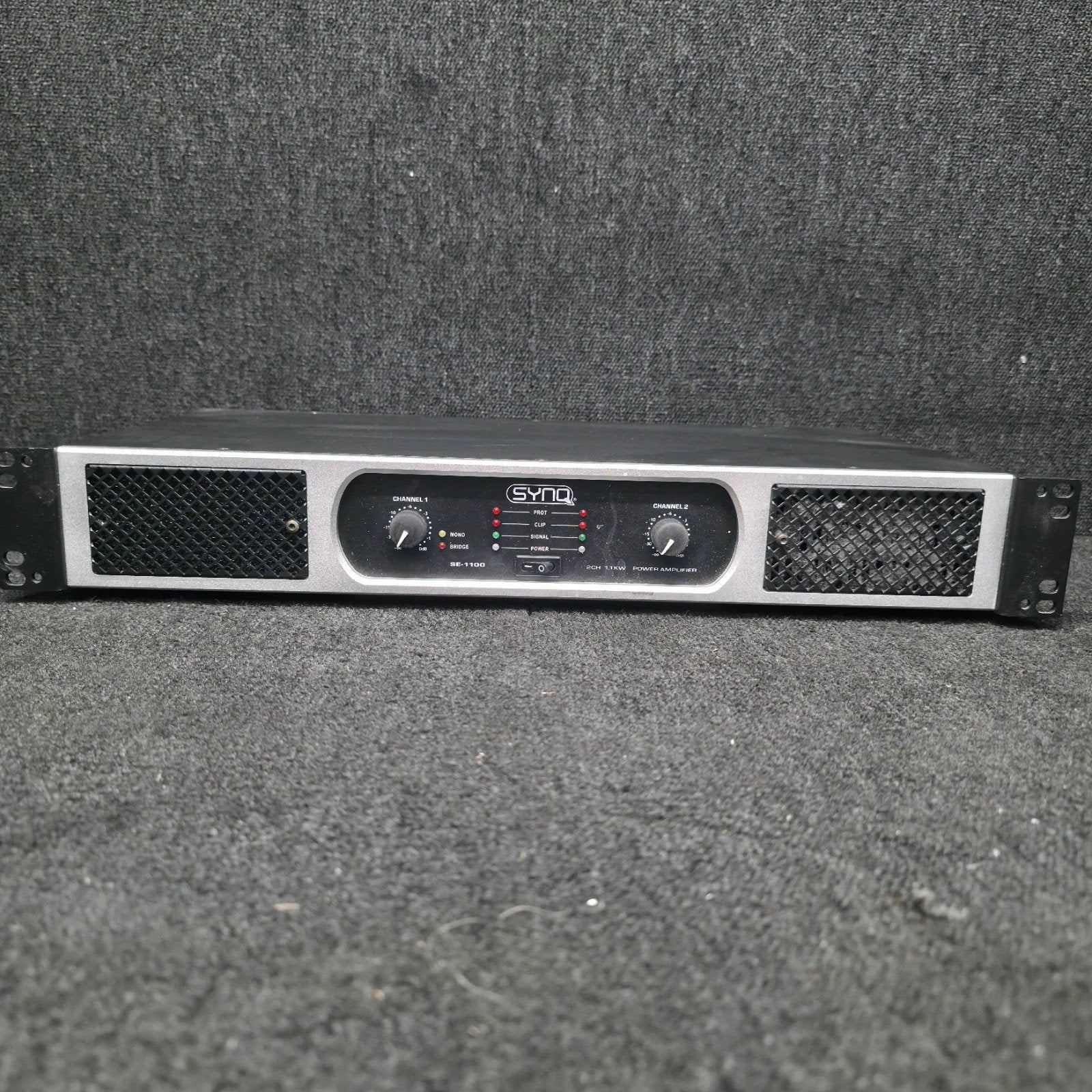 SYNQ  SE-1100  versterker   2 x 550 watt