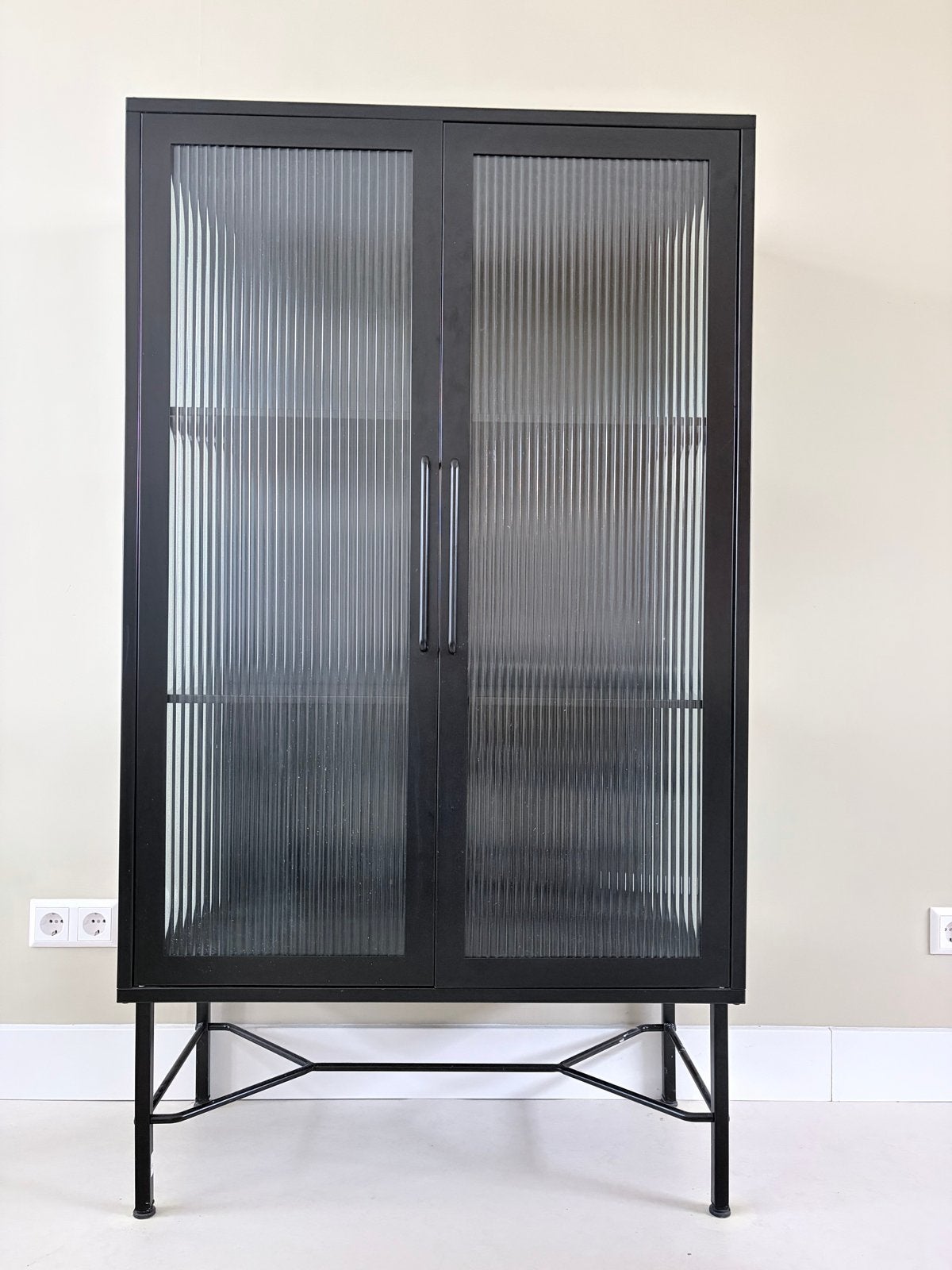Zwarte vitrinekast met geribbeld glas - 150x85x35 cm, Ophalen, Zo goed als nieuw