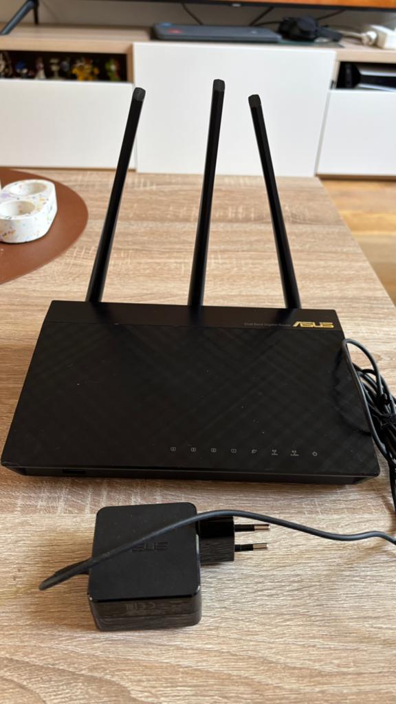ASUS RT-AC66U Dual-Band Wireless-AC1750 Gigabit Router, Computers en Software, Routers en Modems, Ophalen, Zo goed als nieuw, Router