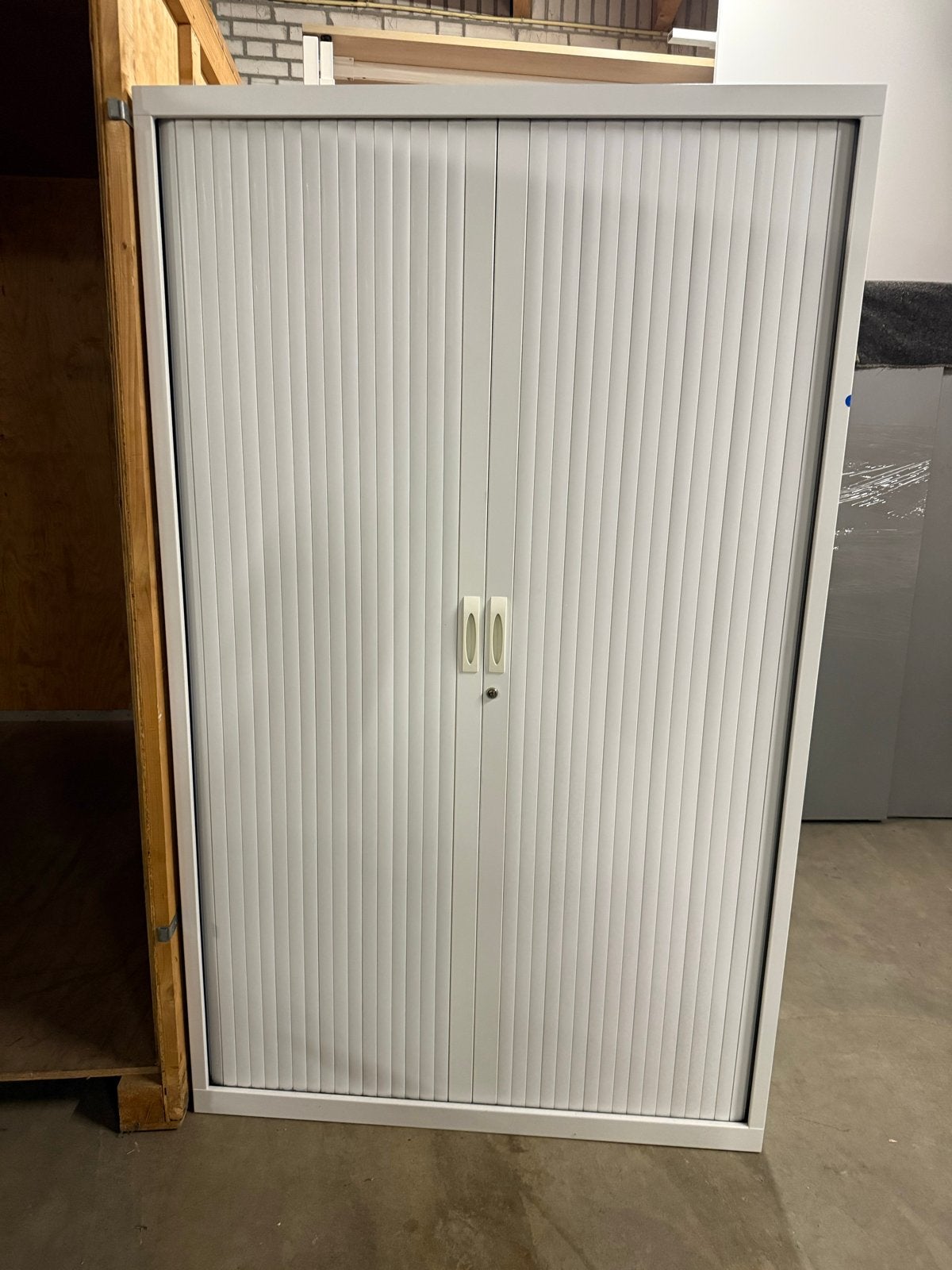 Roldeurkast met sleutels, legplanken en hanggedeelte, Huis en Inrichting, Gebruikt, 100 tot 150 cm, Ophalen of Verzenden, Metaal