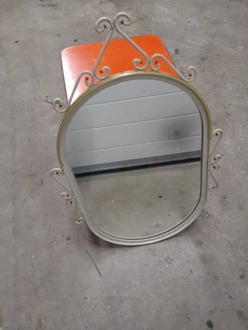 Vintage oude metalen spiegel met sierrand, Minder dan 50 cm, Gebruikt, Ophalen of Verzenden, Minder dan 100 cm