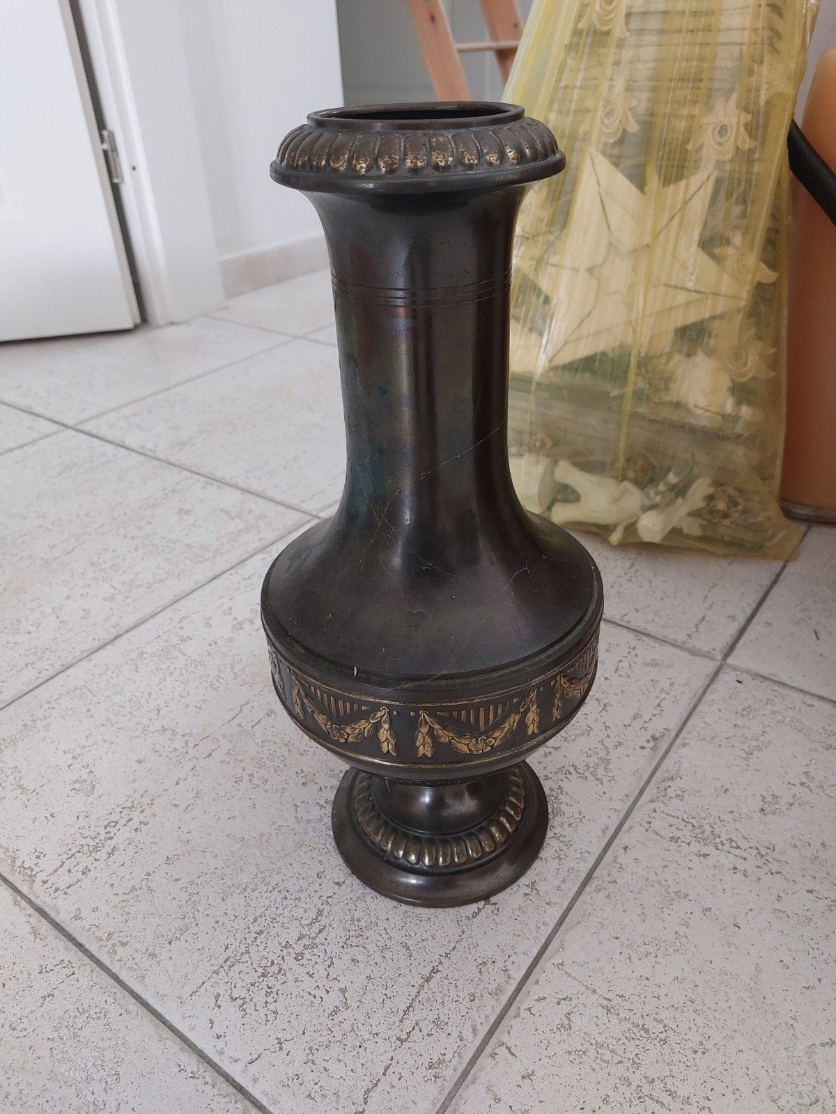 Antieke bronzen vaas met gouden details, Ophalen