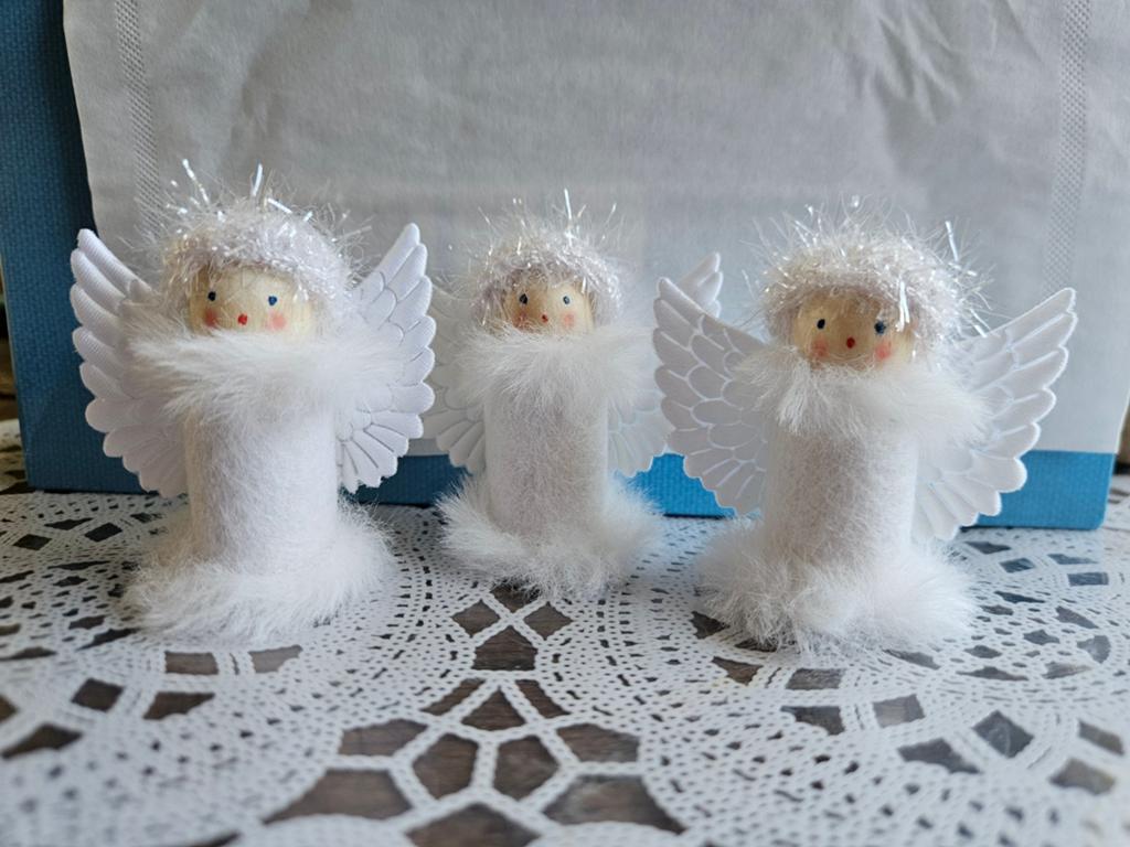 engeltje van wolvilt versierd met vleugeltjes en fluffy wol, Ophalen of Verzenden, Nieuw, Figuurtje(s), Wolvilt