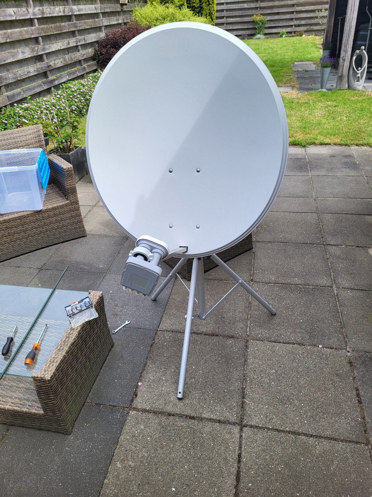 Complete schotelantenne set met statief en accessoires, Audio, Tv en Foto, Schotelantennes, Ophalen, Zo goed als nieuw, (Schotel)antenne