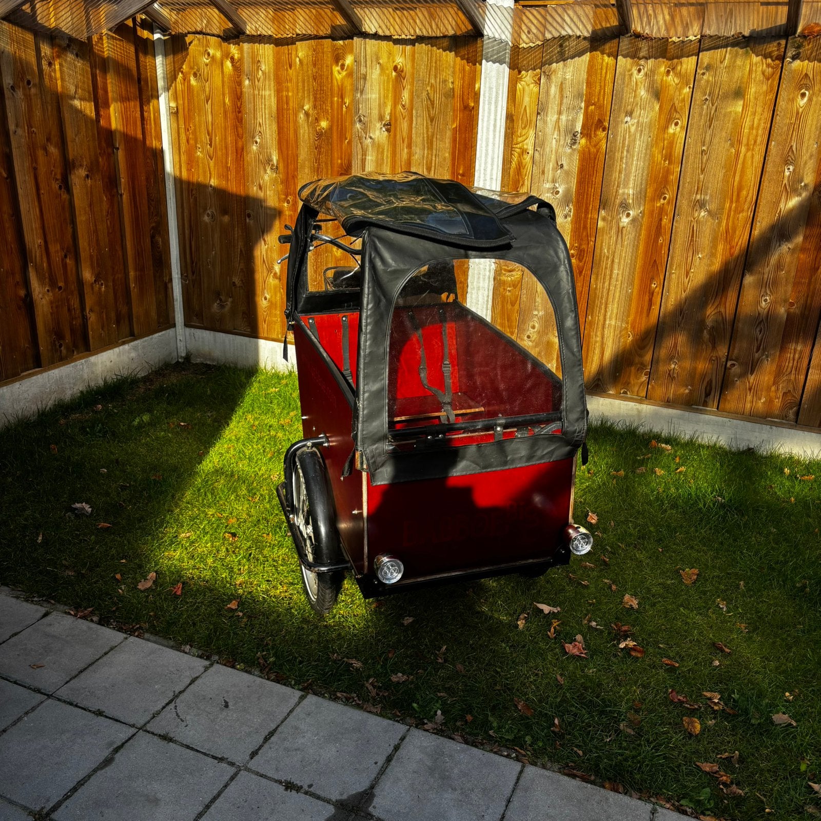 Titel: Elektrische Babboe Big bakfiets met regenhuif – rood, Ophalen, Zo goed als nieuw
