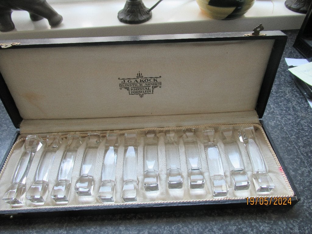 12 KRISTALLEN MESSENLEGGERS IN DOOS- J.G.A. KOCK- ARNHEM1935, Antiek en Kunst, Antiek | Glas en Kristal, Ophalen of Verzenden