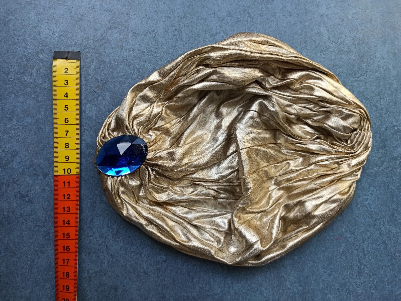 Gouden Turban Hoed met Blauwe Steen, Hoed, Onbekend, Gedragen, One size fits all