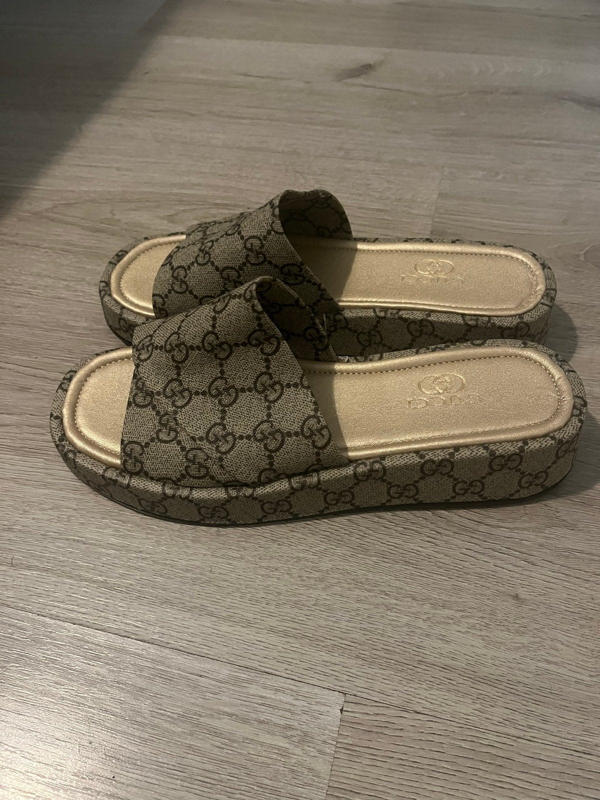 Nieuwe Gucci Slippers met Monogram Patroon maat 38, Ophalen of Verzenden, Nieuw, Bruin, Slippers