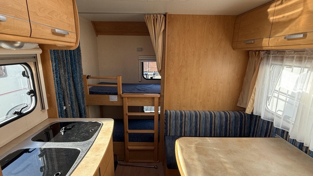 Caravelair Antares Luxe 426 bouwjaar 2008 met stapelbed, Kachel, Bedrijf, Treinzit, 750 - 1000 kg