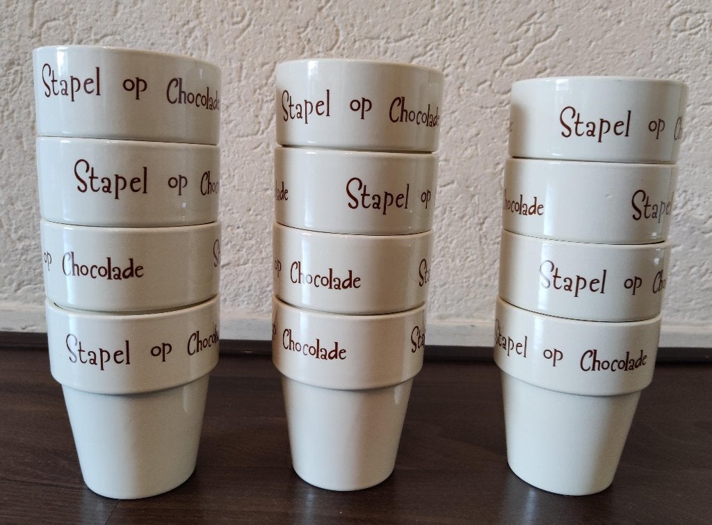 Chocolade bekers off-white 12 stuks STAPEL OP CHOCOLADE, Ophalen of Verzenden, Zo goed als nieuw, Modern, Kop(pen) en/of Schotel(s)